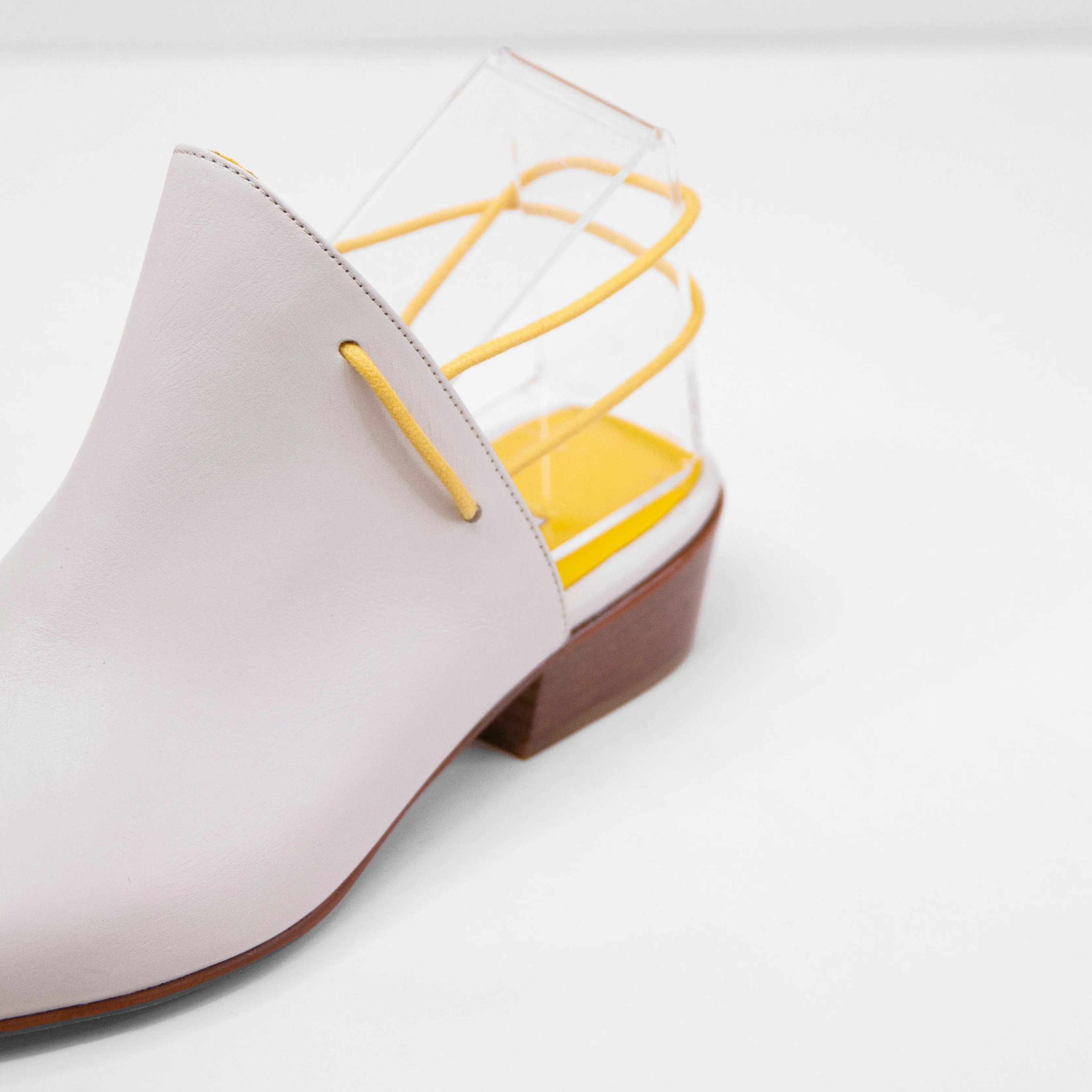 Unusual Flat Shoes Nawa cream sandal