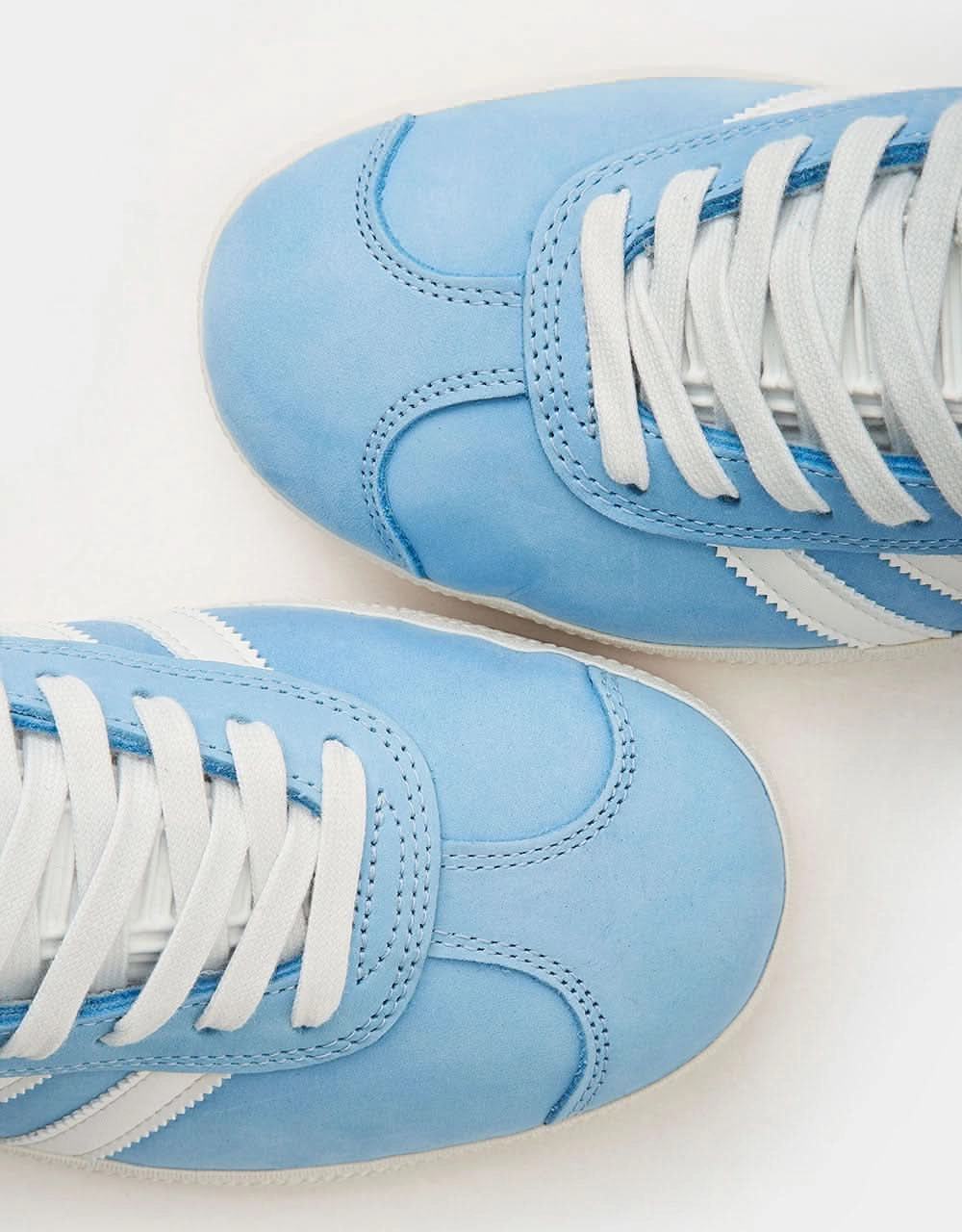 Adidas Rivalry Low Shoes adidas x Familia x Minnesota Utd FC Gazelle Skate Shoes - Crystal White/Core Black/Better Scarlet