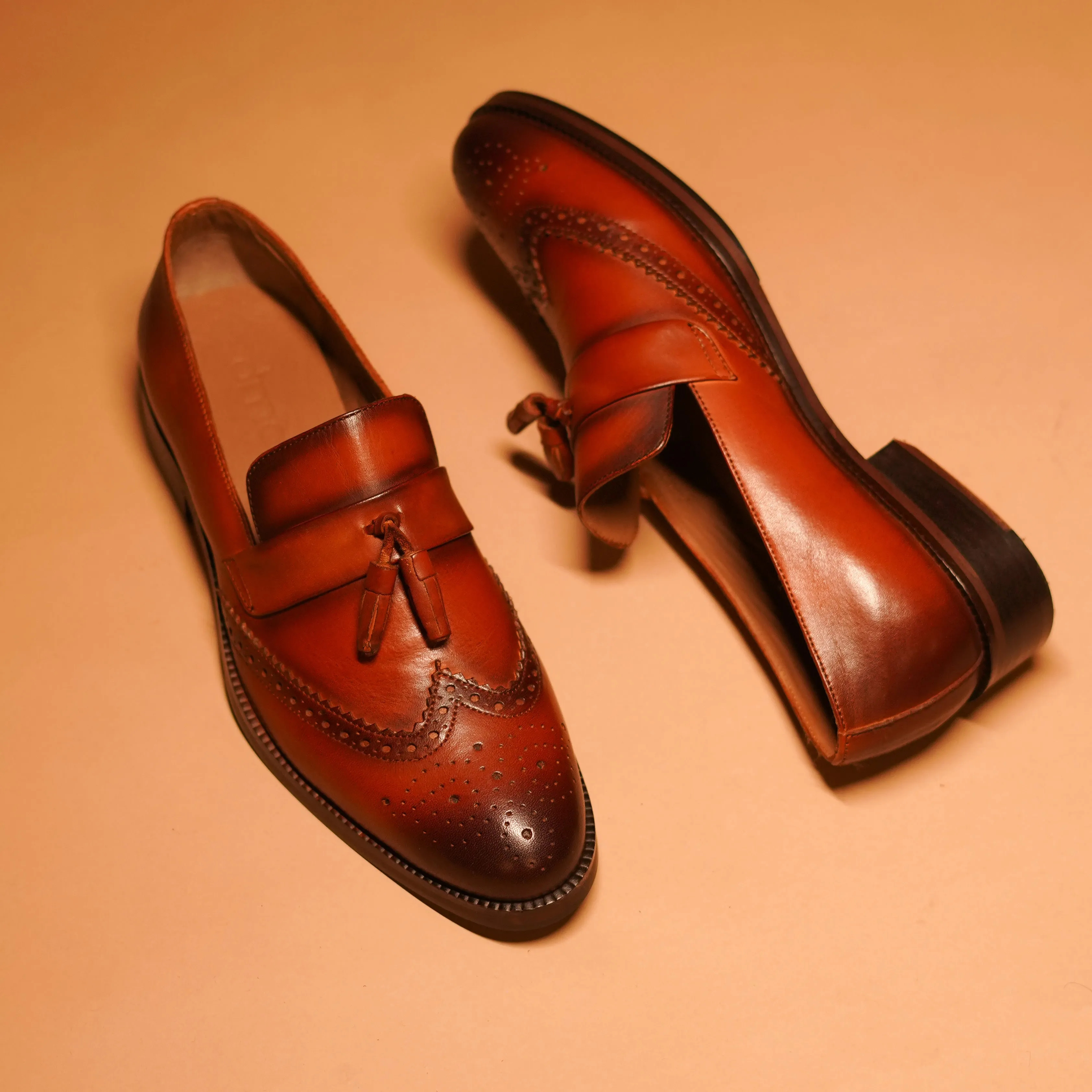 Loafers With Navy Suit Motivo Broguo | Tan full-grain handcrafted loafers