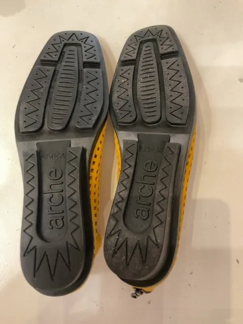 MUSTARD ARCHE CUTOUT FLATS 40 Cowboy Loafers