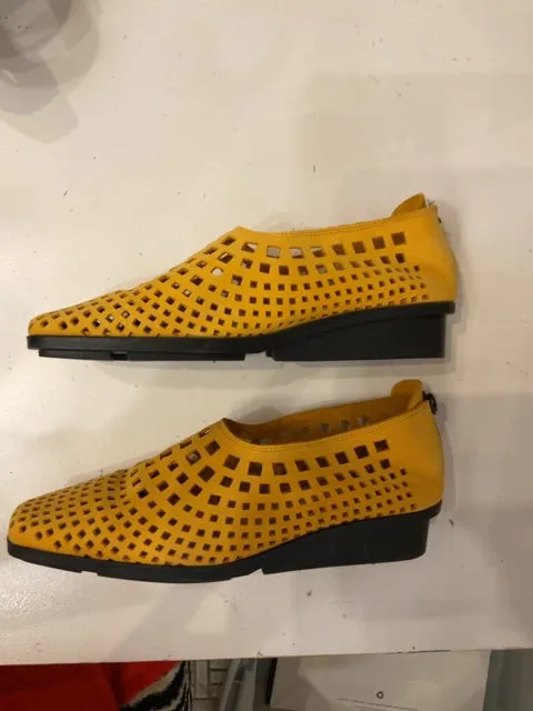 MUSTARD ARCHE CUTOUT FLATS 40 Fall Shoes Loafers